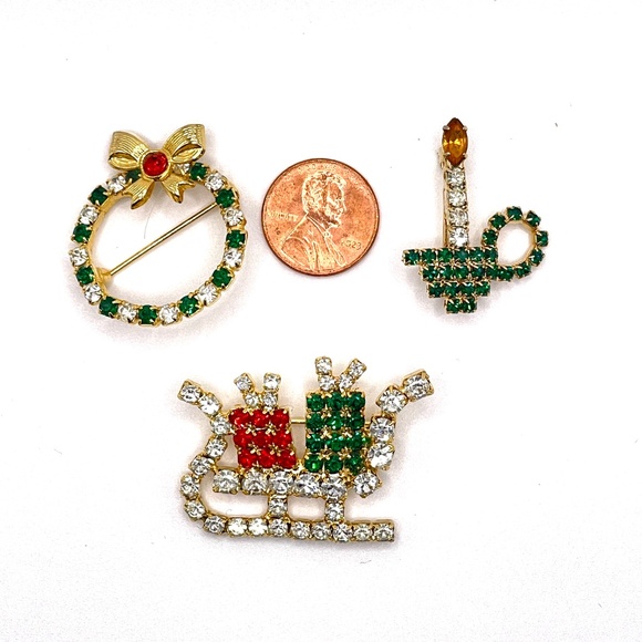 Vintage Unsigned Rhinestone Sleigh Candle Wreath Christmas Pins Brooches 3 - Picture 5 of 7